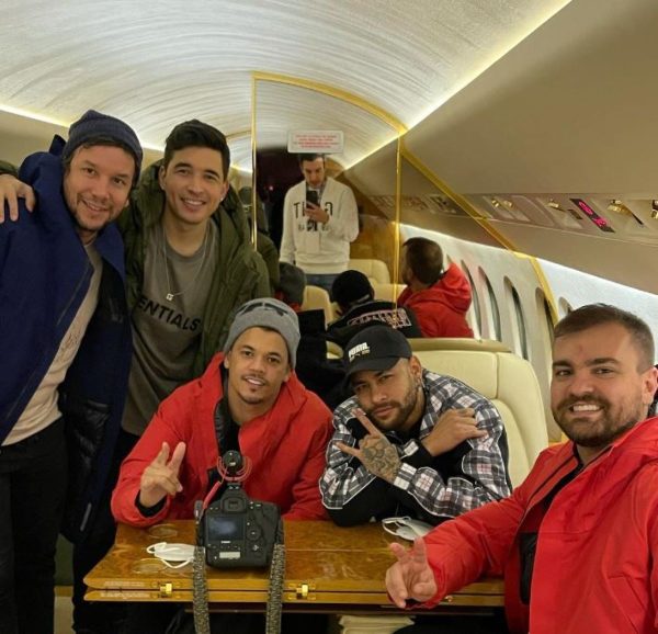 Neymar dentro de avião com amigos