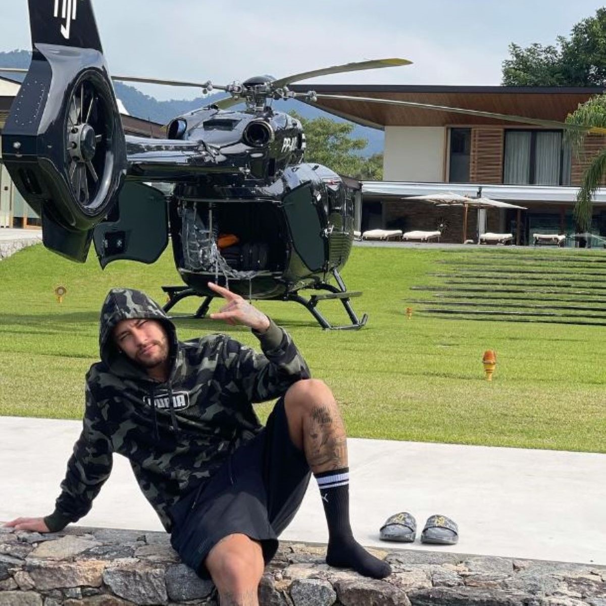  Neymar Jr com helicóptero ao fundo 