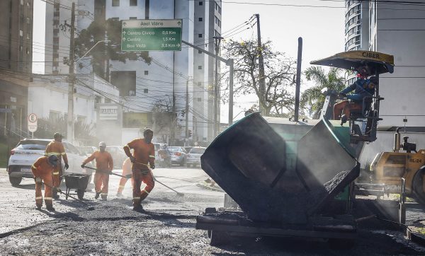 Prefeitura recupera pavimento da Rua XV de Novembro