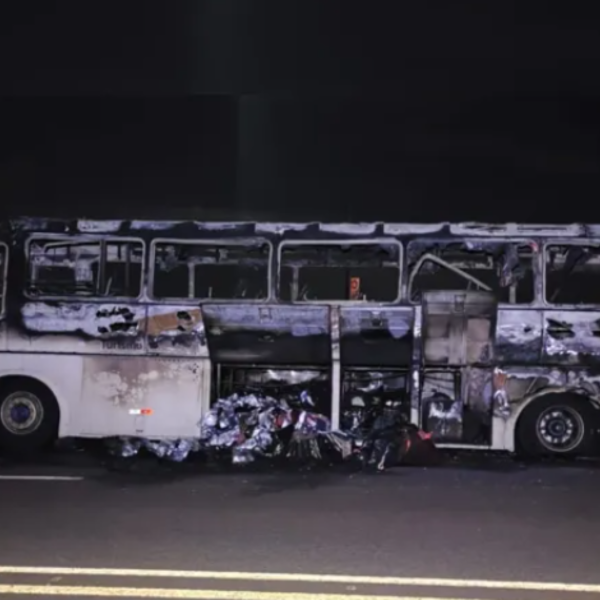  Ônibus pega fogo e motorista sai ileso na PR-444 