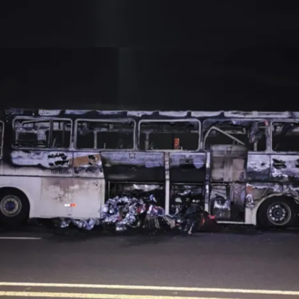 Ônibus pega fogo e motorista sai ileso na PR-444