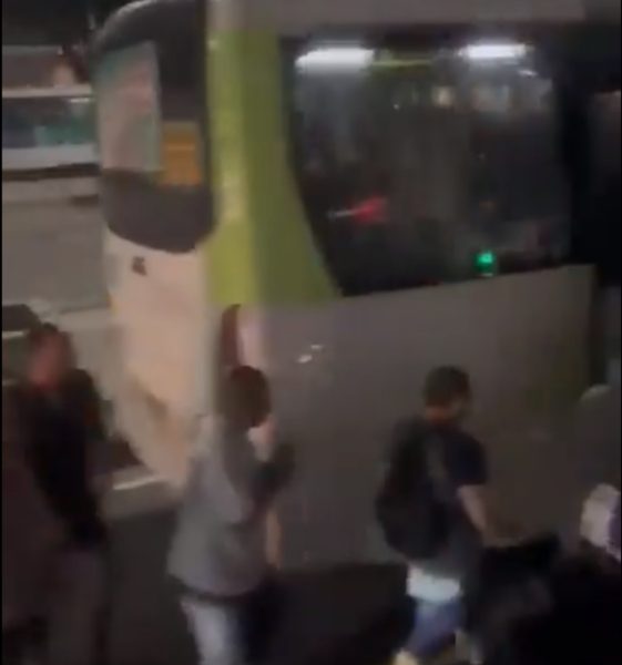 VÍDEO: Ônibus quebra e passageiros descem para empurrar coletivo