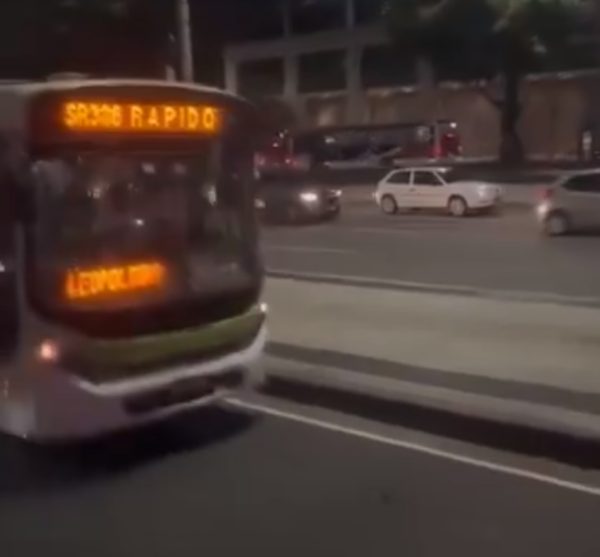 VÍDEO: Ônibus quebra e passageiros descem para empurrar coletivo