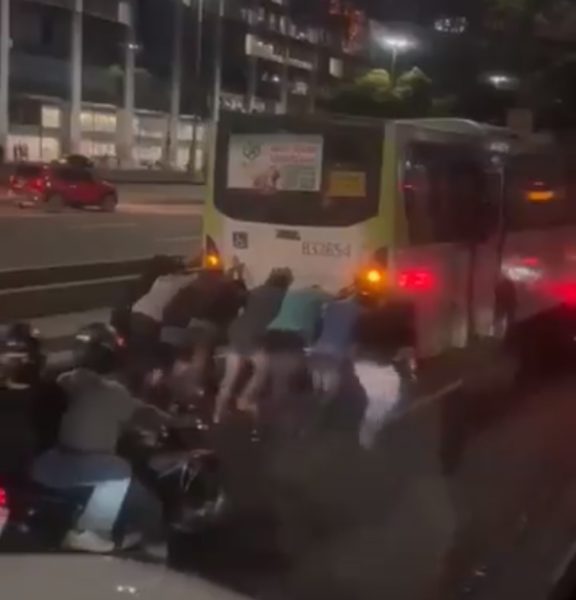  VÍDEO: Ônibus quebra e passageiros descem para empurrar coletivo 