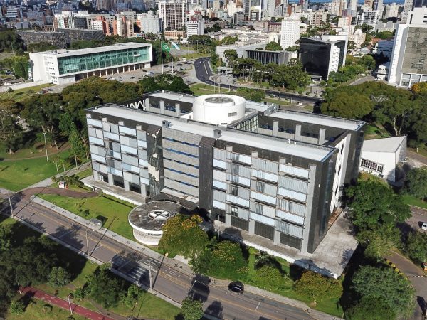 Exposição permanece no Palácio das Araucárias, antiga sede do Governo do Estado do Paraná.