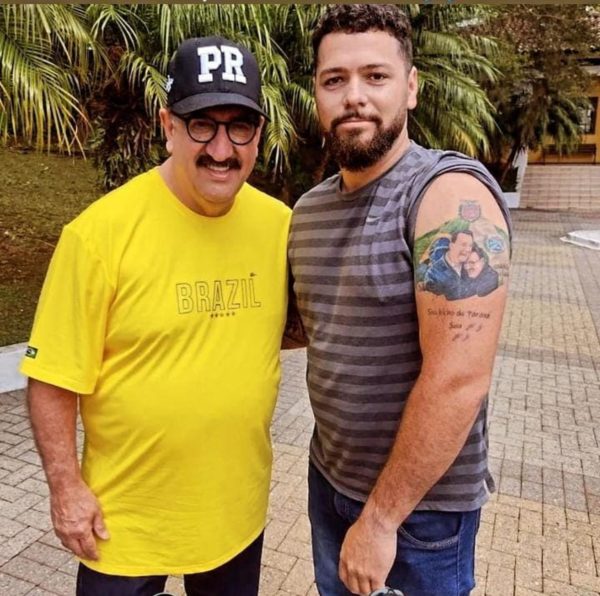 VÍDEO: Paranaense tatua imagem de Ratinho Jr. e pai no braço; 