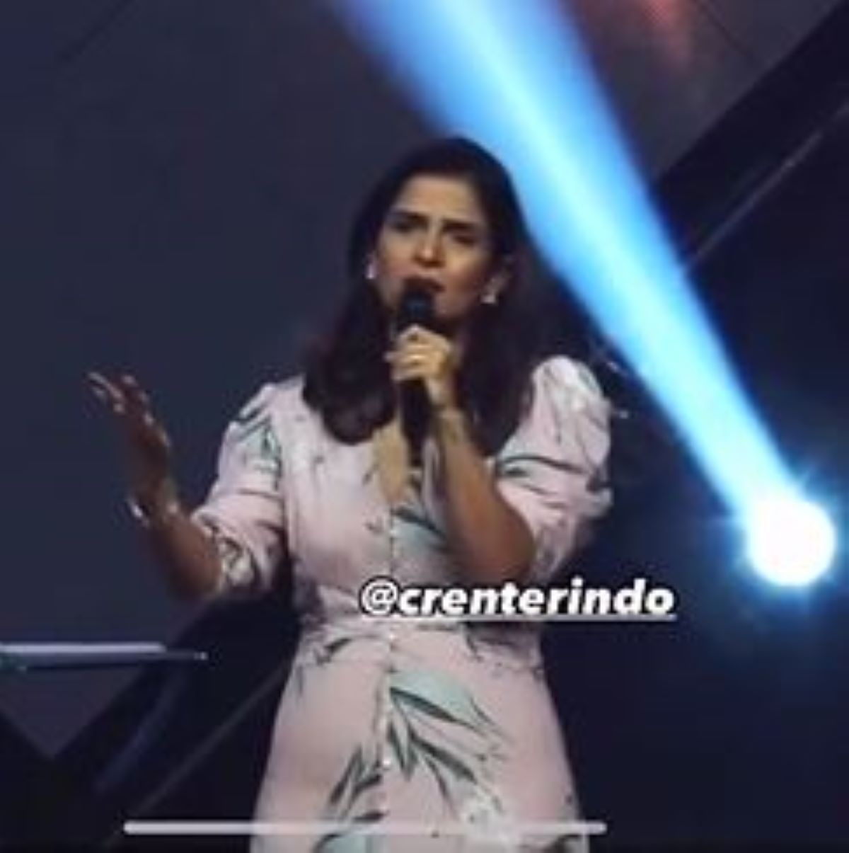  pastora em culto 