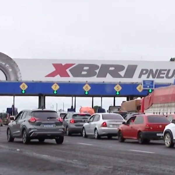Pedágios voltam a cobrar tarifa no Paraná e motoristas reclamam de demora na BR-277