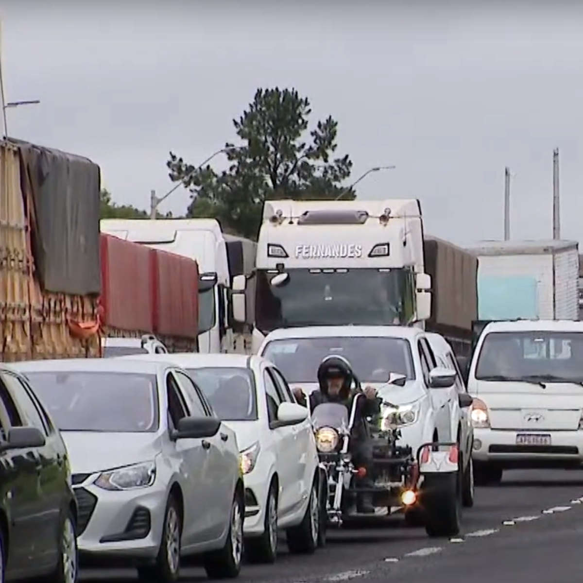  Pedágios voltam a cobrar tarifa no Paraná e motoristas reclamam de demora na BR-277 