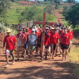 peregrinação de 80 km cruzada do homem novo