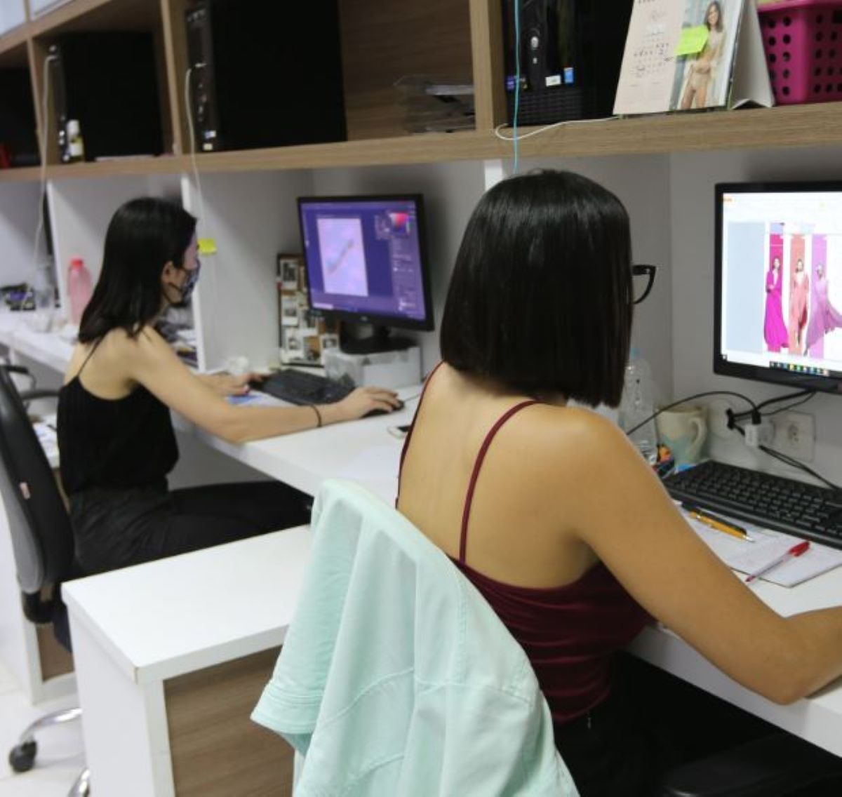  mulheres trabalhando no computador 