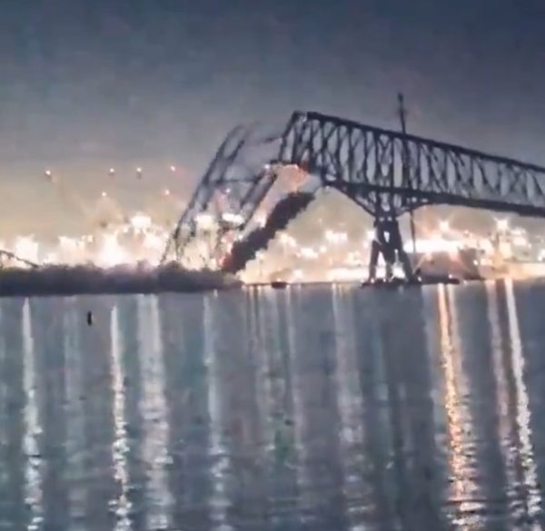 VÍDEO: Ponte é atingida por navio e desmorona; bombeiros procuram por vítimas