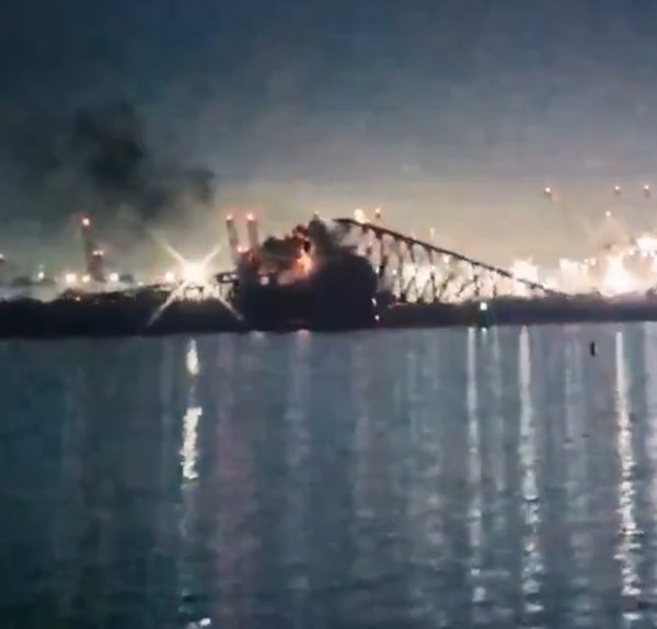 VÍDEO: Ponte é atingida por navio e desmorona; bombeiros procuram por vítimas