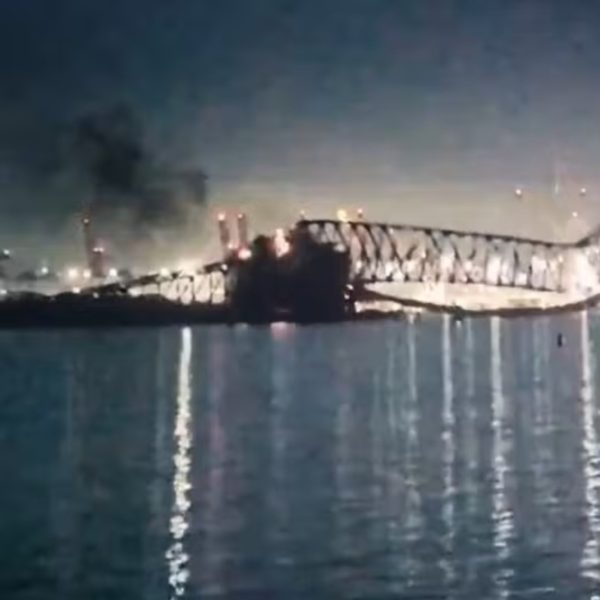  VÍDEO: Ponte é atingida por navio e desmorona; bombeiros procuram por vítimas 