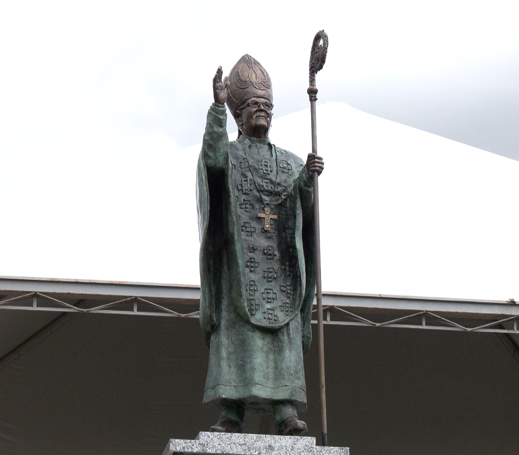  Primeiro arcebispo de Maringá ganha estátua na Praça da Catedral 