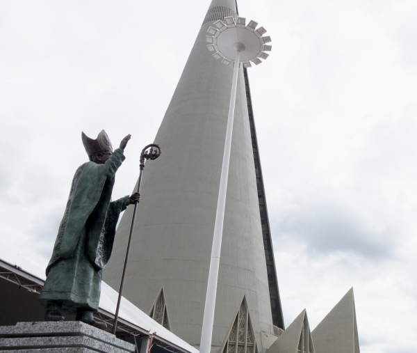 Primeiro arcebispo de Maringá ganha estátua na Praça da Catedral