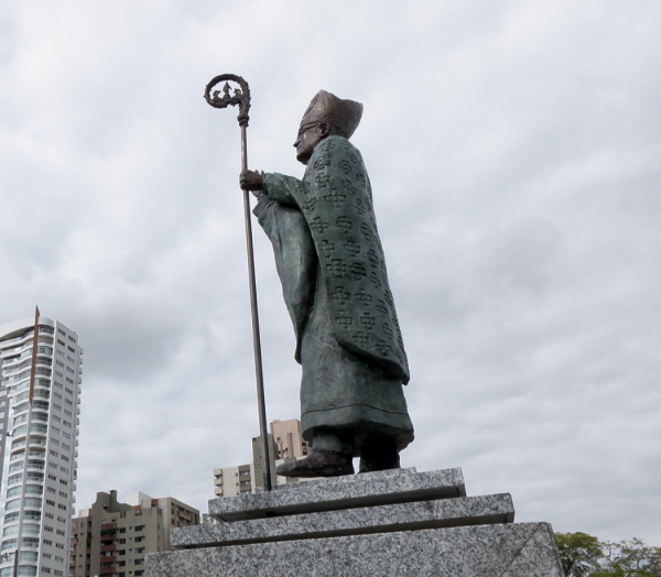 Primeiro arcebispo de Maringá ganha estátua na Praça da Catedral