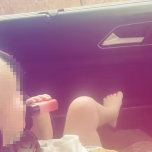 VÍDEO: Bebê usa vape em cadeirinha de carro e choca a internet