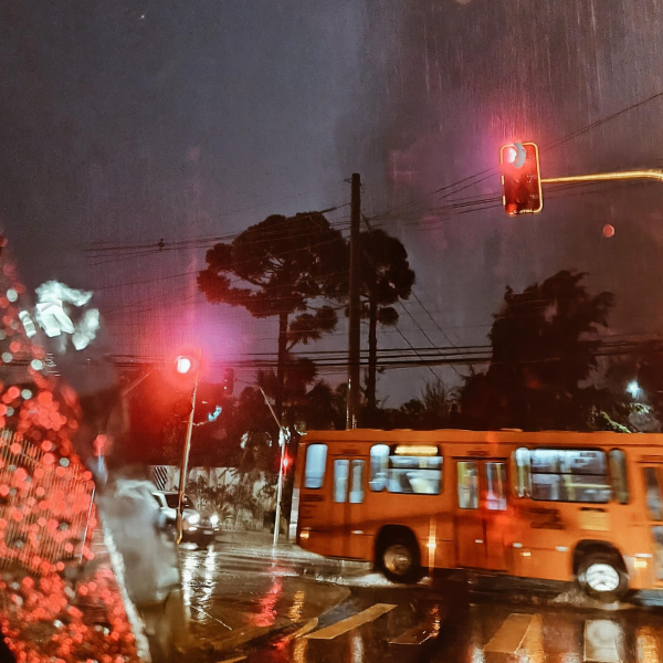 VÍDEO: Temporal marca último dia de verão em Curitiba