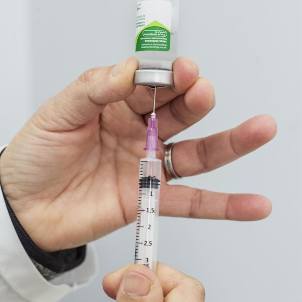 O Ministério da Saúde decidiu adiantar a campanha da vacina da gripe no Brasil; nesse ano, a vacinação começa dia 25 de março.
