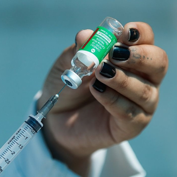 O Ministério da Saúde decidiu adiantar a campanha da vacina da gripe no Brasil; nesse ano, a vacinação começa dia 25 de março.