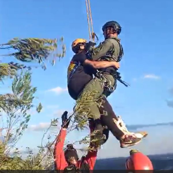 Equipe utilizou técnica de rapel para resgatar mulher no Morro Três Irmãos