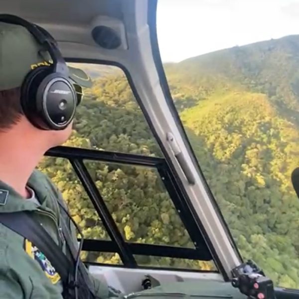 Equipe utilizou helicóptero para resgatar mulher no Morro Três Irmãos