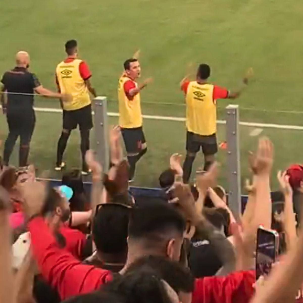  Alex Santana e Pablo fazem coreografia da torcida do Athletico 