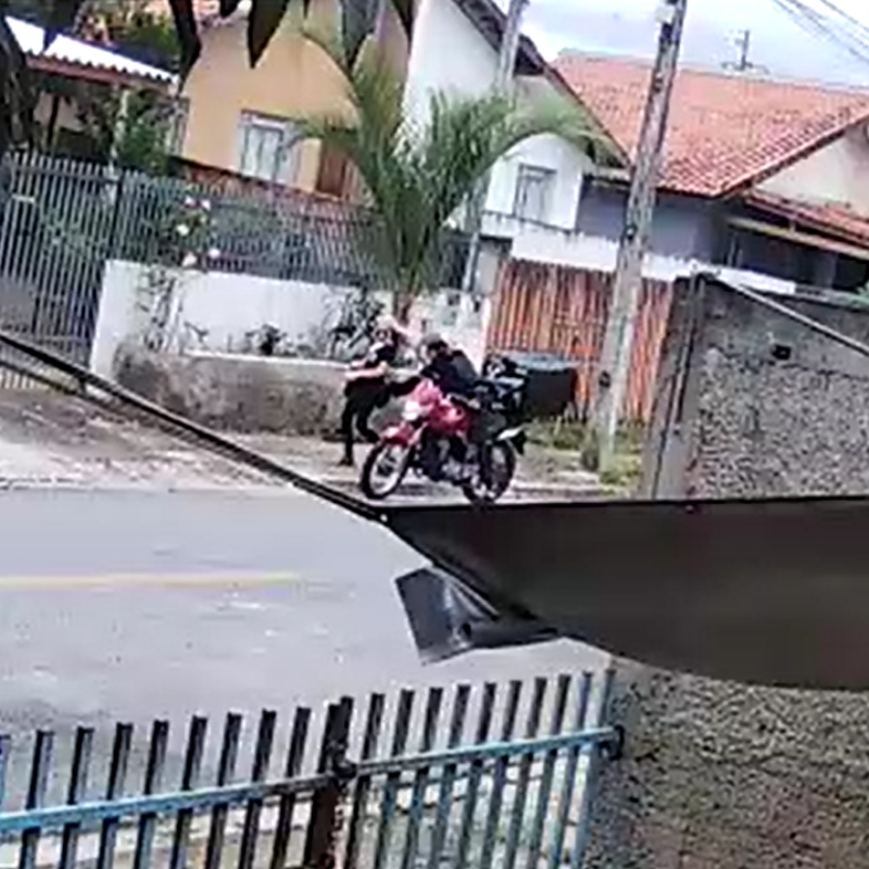  Câmera flagra momento em que motociclista passa a mão em uma criança 