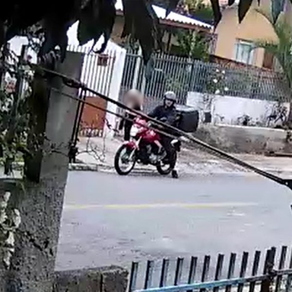 Motociclista percorreu um trecho ao lado da criança