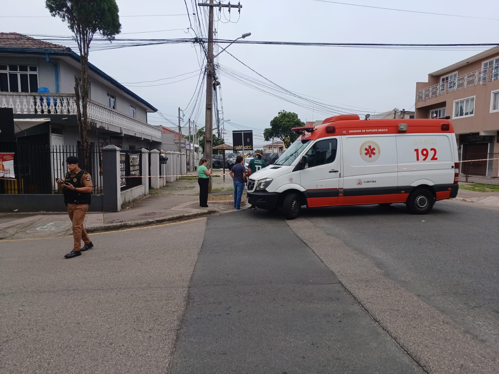  Ambulância está posicionada próximo ao imóvel onde o homem está trancado 