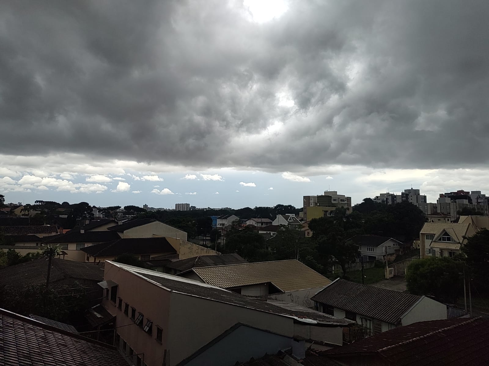  Frente fria traz nebulosidade e risco de temporais para Curitiba 