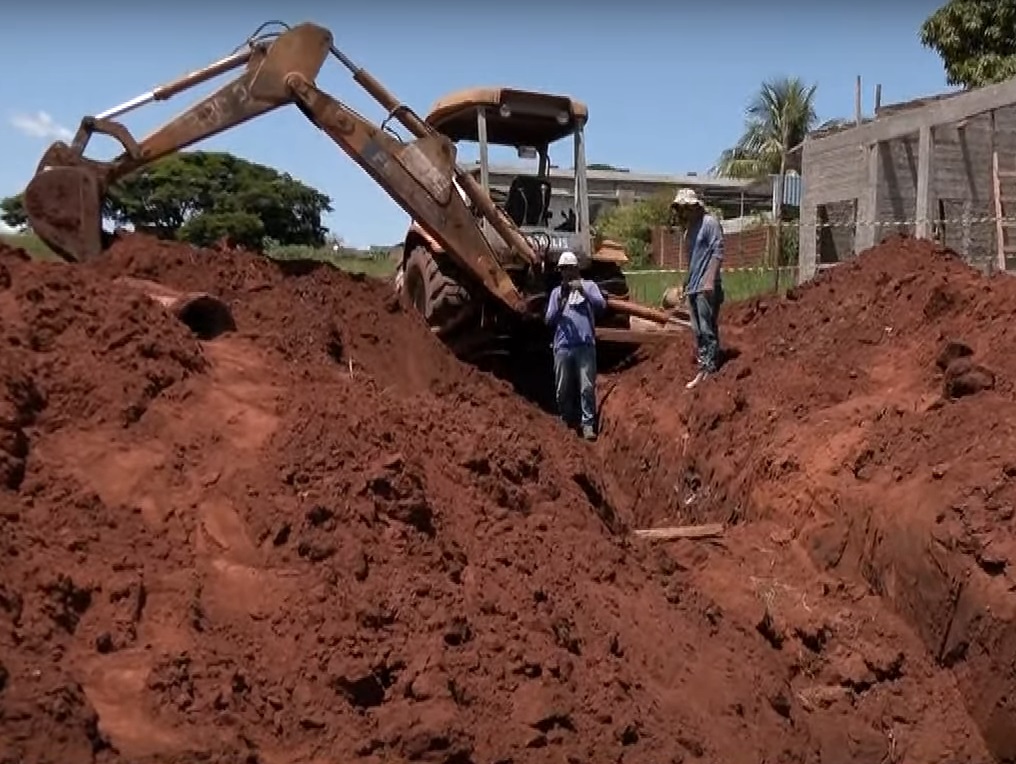  Trabalhador soterrado em obra no Paraná é socorrido em estado grave -- 