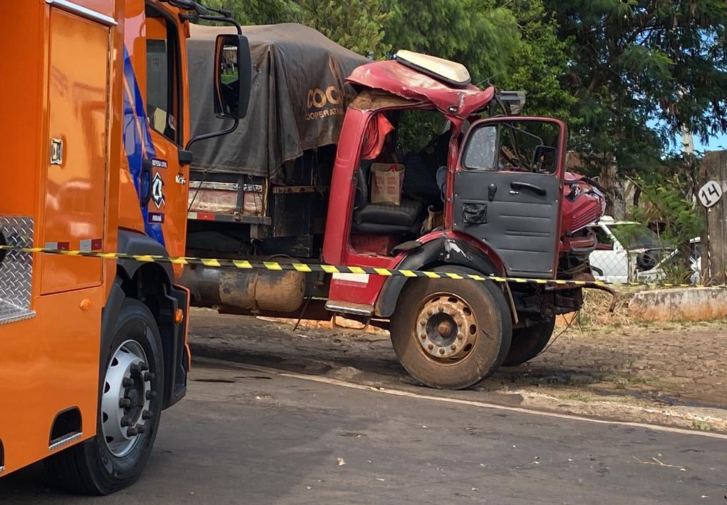  Trem atinge caminhão e motorista é socorrido em estado grave no Paraná 