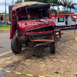 Trem atinge caminhão e motorista é socorrido em estado grave no Paraná