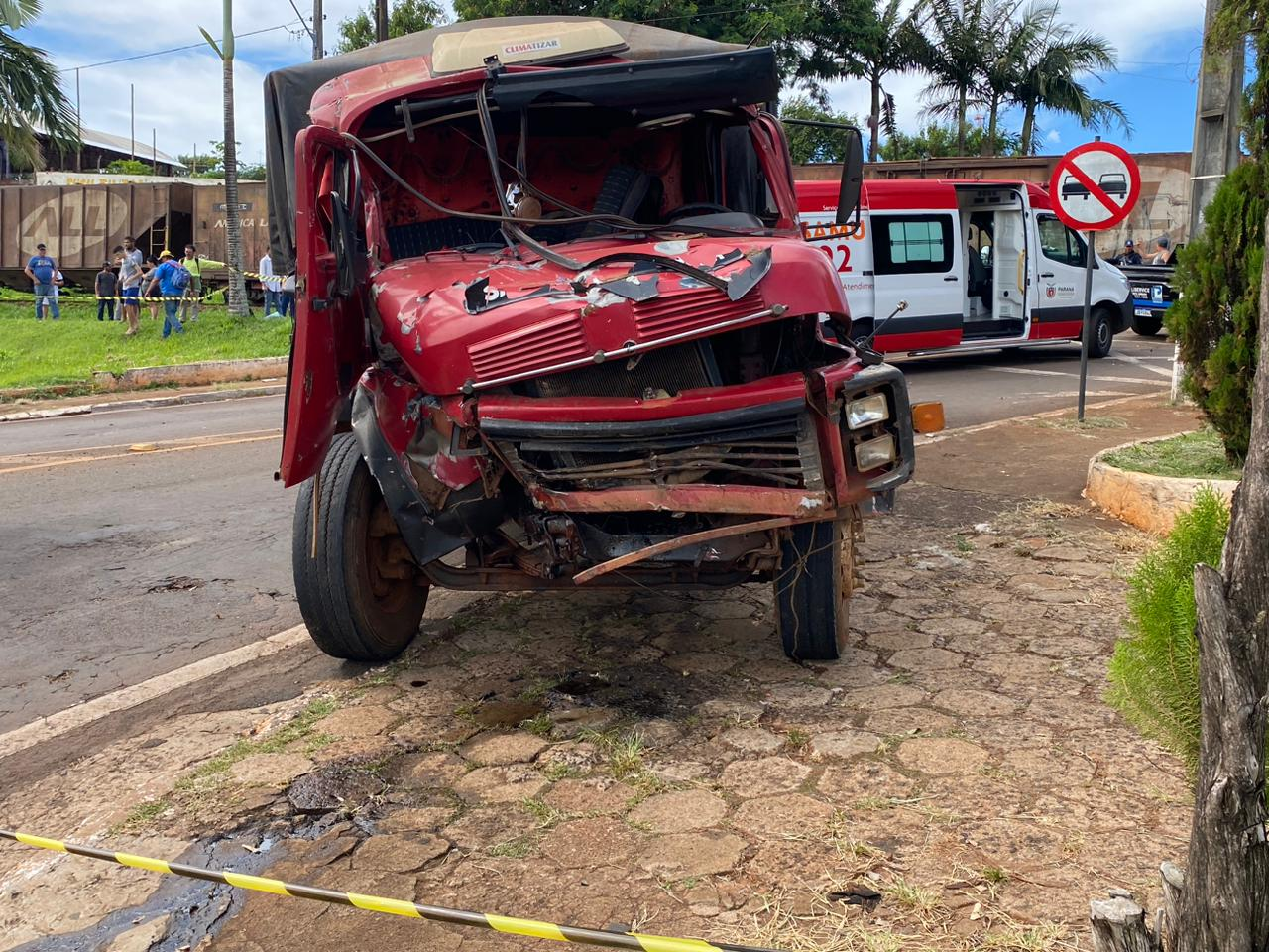  Trem atinge caminhão e motorista é socorrido em estado grave no Paraná 