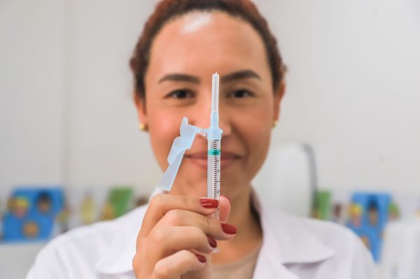  Chegada de novas doses amplia vacinação contra gripe em Curitiba 