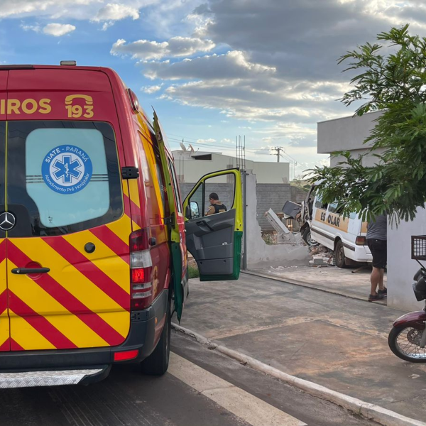 Van escolar bate e deixa feridos em Bandeirantes