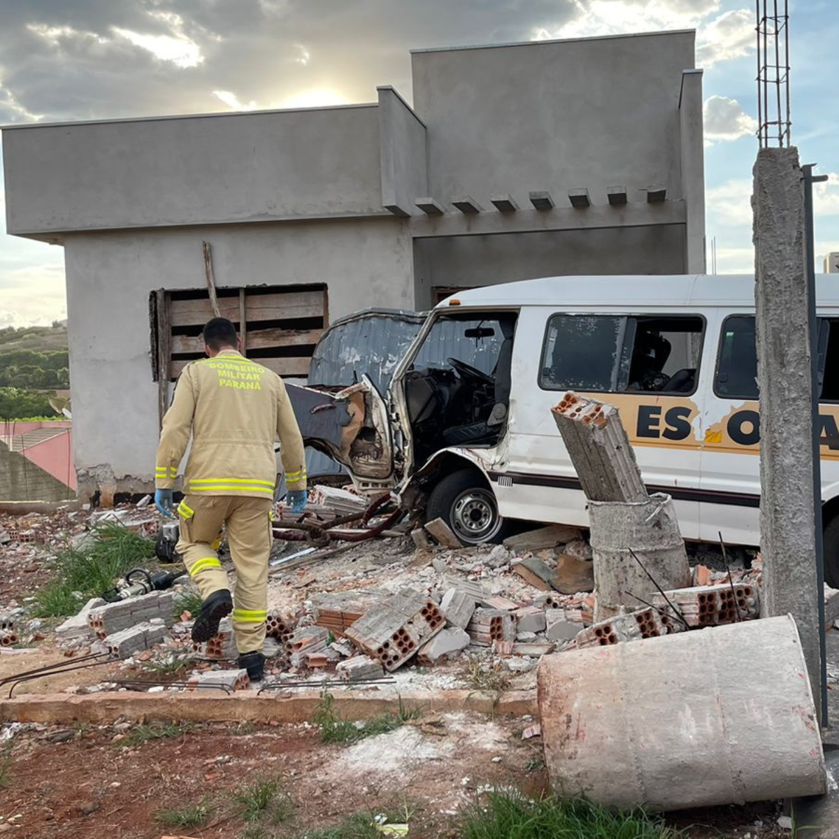  Van escolar bate e deixa feridos em Bandeirantes 