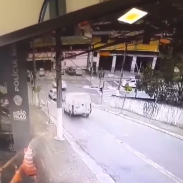 VÍDEO: Van desgovernada invade supermercado e deixa uma pessoa morta e 8 feridas