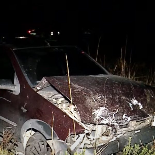 Um dos veículos saiu da rodovia e só foi parar a cerca de 50 metros do acidente