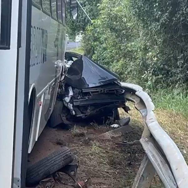 Carro ficou completamente destruído em acidente na BR-158