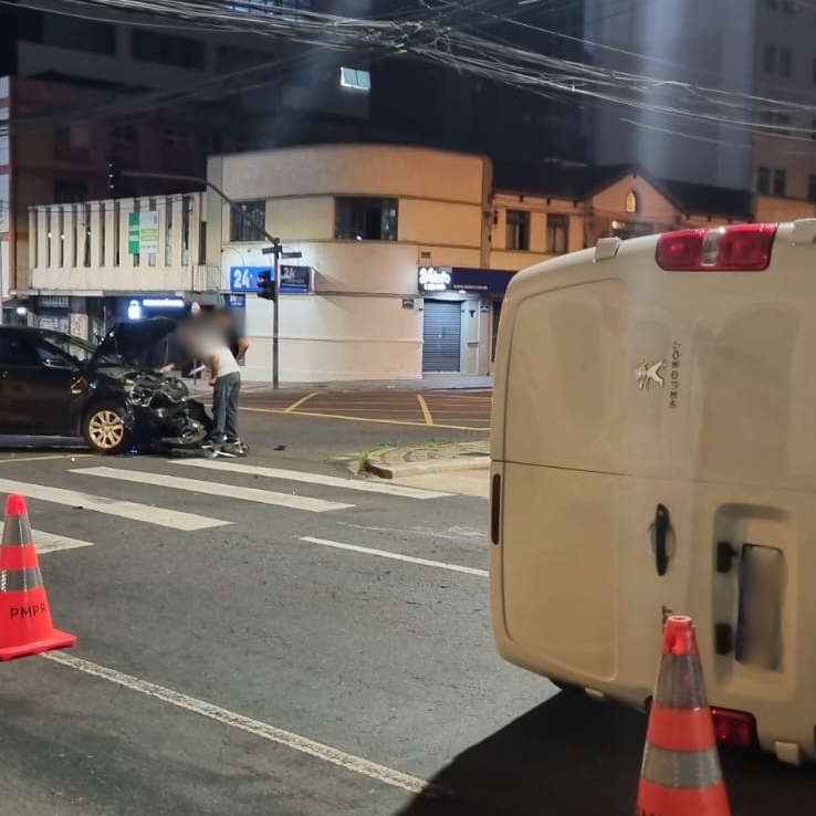  Acidente aconteceu em cruzamento no Centro de Curitiba 