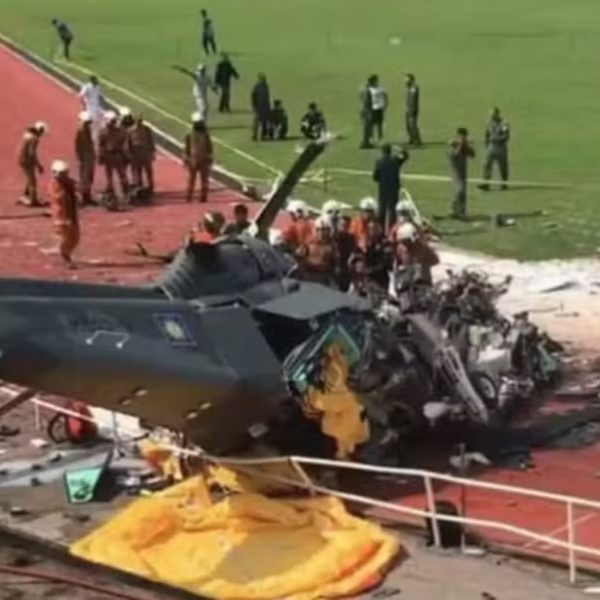 Acidente entre dois helicópteros deixa 10 pessoas mortas