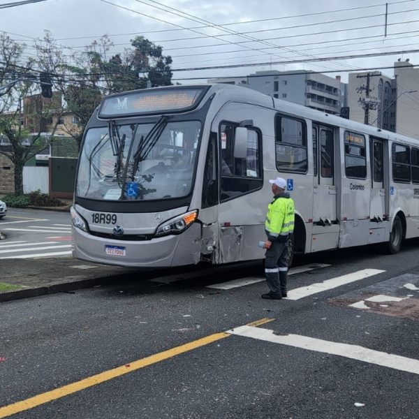 Ônibus ligeirinho foi atingido na canaleta, no bairro Boa Vista, em Curitiba