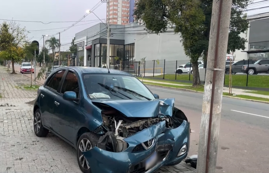 Carro de motorista de aplicativo ficou danificado após atingir poste nesta segunda-feira (22) 