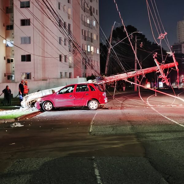 Strada vermelha com dianteira destruída em rodovia após colisão com caminhão