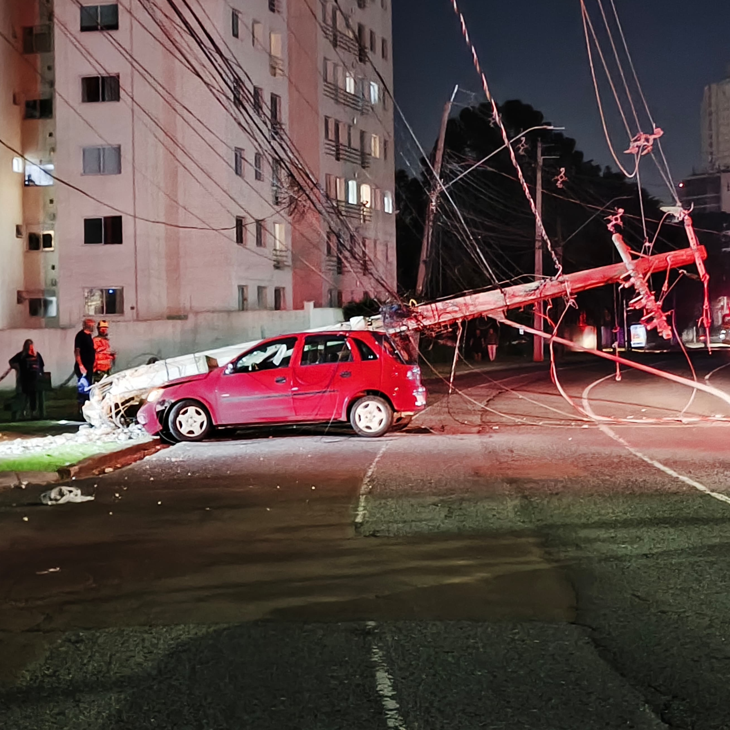  Carro atinge poste na Via Rápida e deixa moradores sem luz 