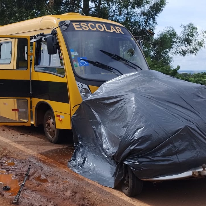  Acidente com ônibus escolar deixou três vítimas 