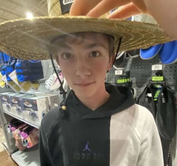 adolescente usando chapéu no estilo mexicano